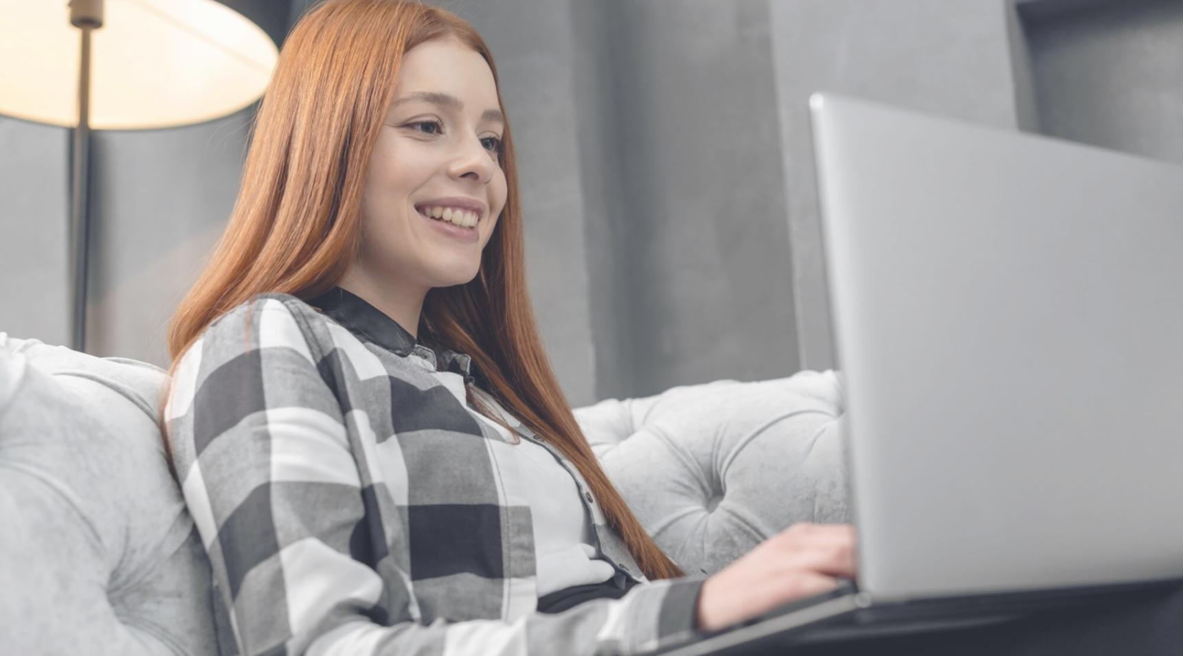 Студенти працюють над дизайн проєктами на комп'ютерах